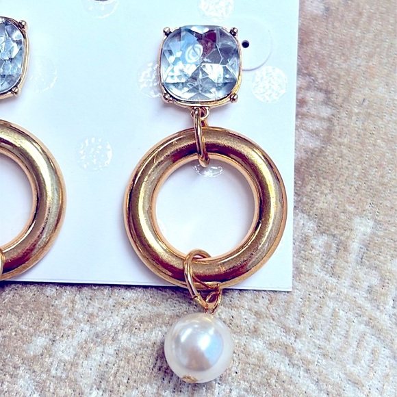 Brand New Isaac Mizrahi Large Rhinestone Gold Tone Round Faux Pearl Drop Earring - Picture 4 of 13